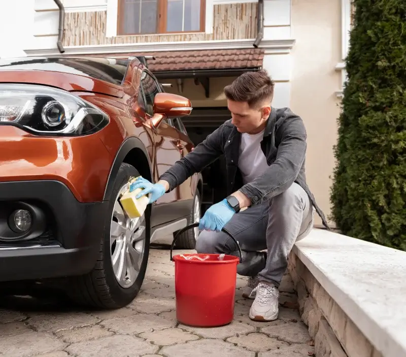 Lavage auto à domicile Octeville-sur-Mer : professionnel intervenant sur un véhicule
